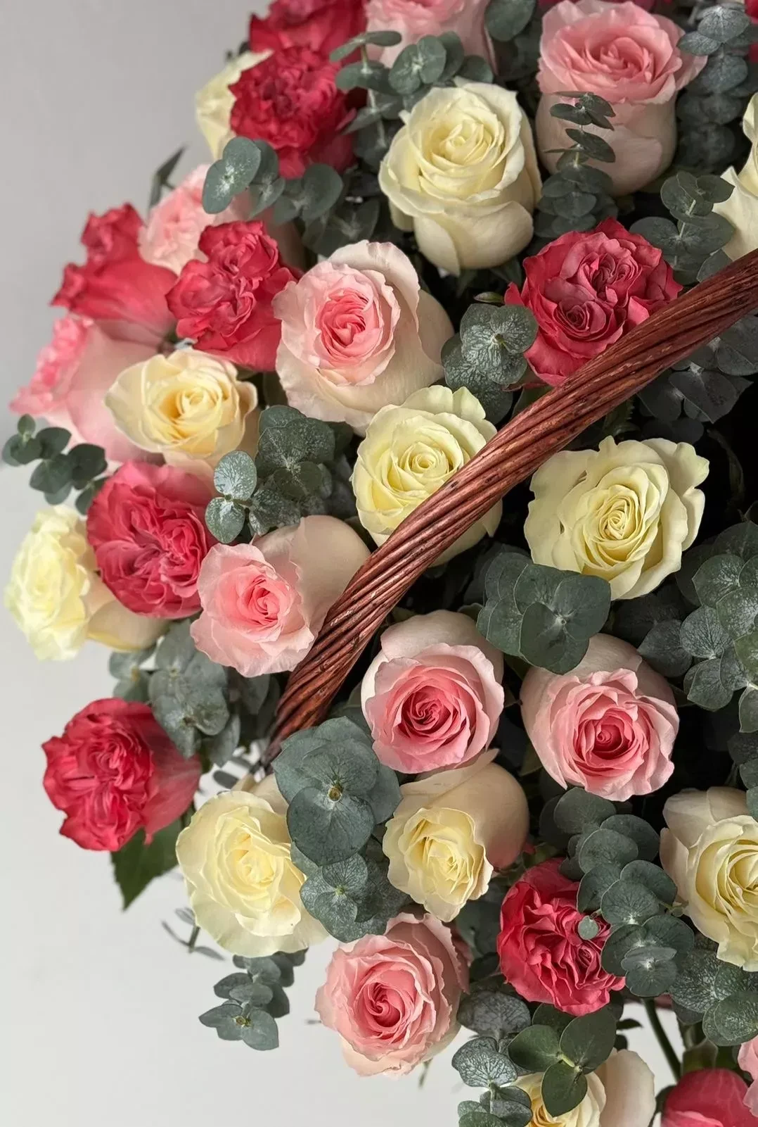 Корзина из 65 роз с эвкалиптом, изображение 2